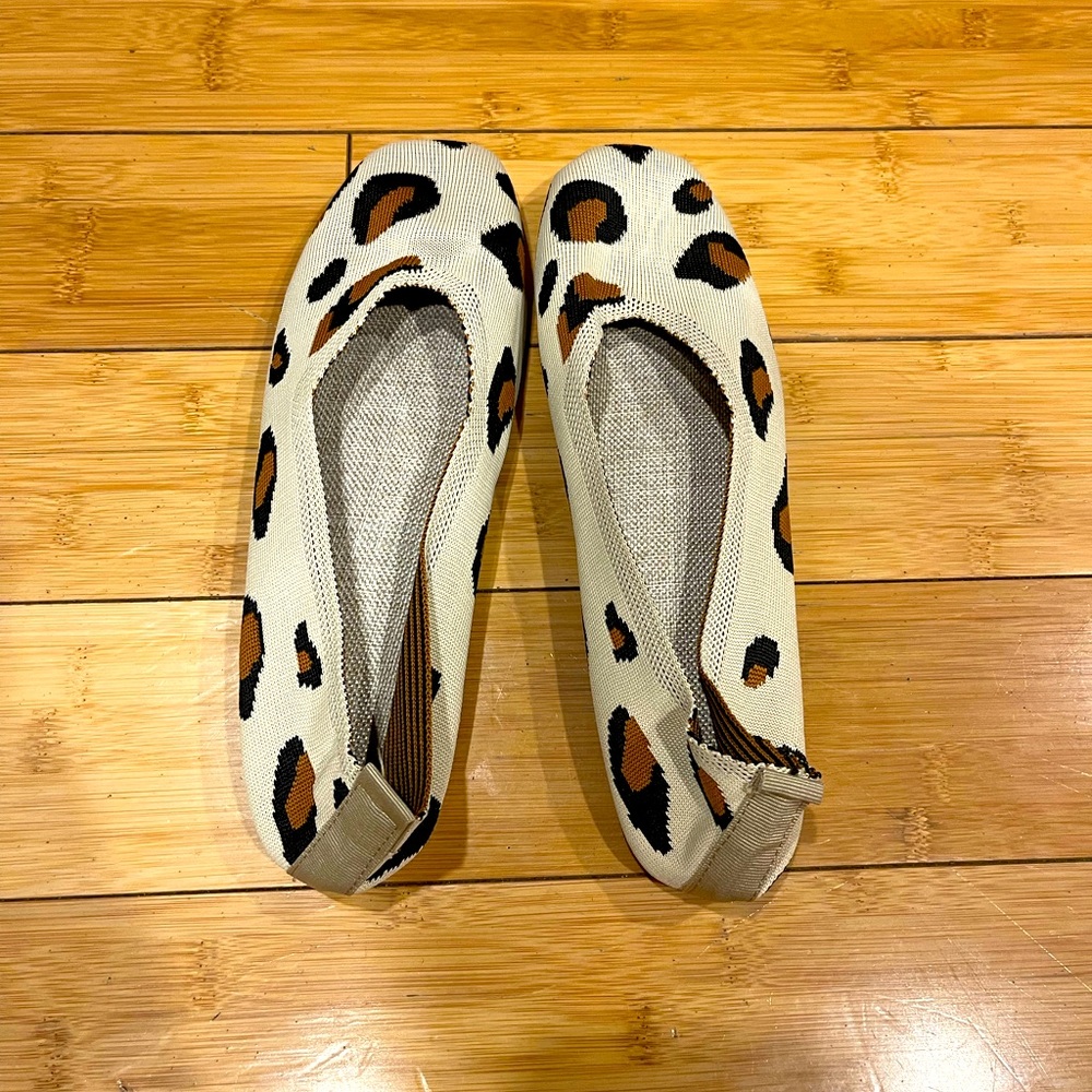 Super cute leopard print flats!